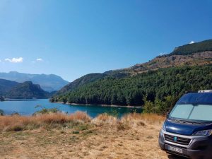 Nuestra autocaravana en el embalse de Lanuza